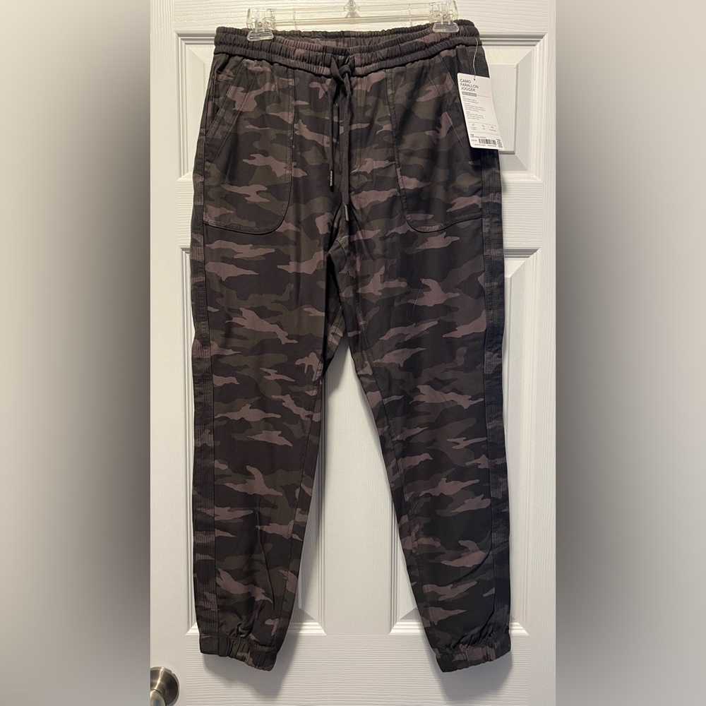 Athleta Camo Farallon Joggers, size 10, NWT